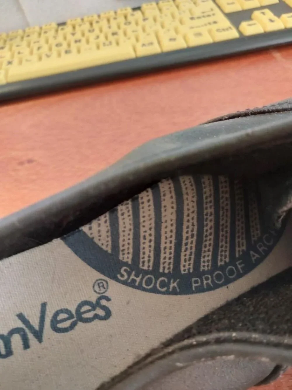 NEW TAG ! Canvees Women Lace up Sneaker Black Leather Shock Proof Insole Sz 7